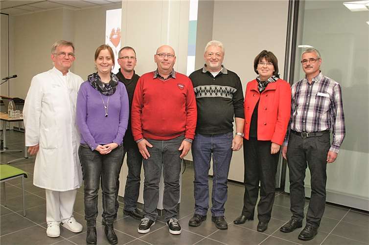 Freuten sich, dass Organempfänger und Angehörige von Organspendern bereit waren, über ihre Erfahrungen zu berichten: Dr. Wolfgang Stollhof, der Chefarzt für Urologie und Kinderurologie und Ärztlicher Direktor (l.), Dr. Johannes Rasbach, der Oberarzt der Anästhesiologie und Intensivmedizin und Transplantationsbeauftragter (r.), und Anne-Bärbel Blaes-Eise, die Vertreterin der Deutschen Stiftung Organtransplantation (2.v.r.).privat