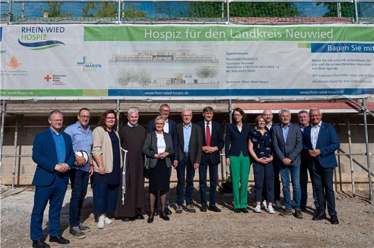 Freuten sich, dass das Richtfest nur 7 Monate nach dem Spatenstich stattfinden konnte: Oberbürgermeister Jan Einig, Johannes Speicher, Projektleiter der Firma MIKA Bau; Christiane Schilling, Mitglied des Vorstandes Franziskanerbrüder vom Heiligen Kreuz e.V. und Bruder John Francis Tyrrell, Generalsuperior Franziskanerbrüder vom Heiligen Kreuz e.V., Schwester Edith-Maria Magar von den Waldbreitbacher Franziskanerinnen, Rainer Kaul, Aufsichtsratsvorsitzender DRK Rheinland-Pfalz, Christoph Drolshagen, Leiter Marienhaus Hospize, Dr. Johann Christian Meier von der Else-Schütz-Stiftung, Schirmherrin Isabelle Fürstin zu Wied, Cordula Simmons, Else-Schütz-Stiftung gGmbH, Marienhaus Geschäftsführer Alexander Schuhler; Hans-Peter Knossalla und Egon Rademacher vom Neuwieder Hospiz e.V.,Landrat Achim Hallerbach (von links).  Fotos: Marienhaus GmbH/Martin Bärtges