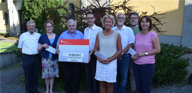 Freuten sich, dass die Nassauische Hospitalbadstiftung Bad Ems das Engagement der Kindergärten um eine gesunde Ernährung mit 14600 Euro unterstützt (von links): Ewald Cramer, Martina Griese, Wolfgang Schmitt, Armin Sturm, Silvia Kilian, Siegfried Preuß, Armin Himmighofen und Claudia Schneider. Dekanat Nassauer Land