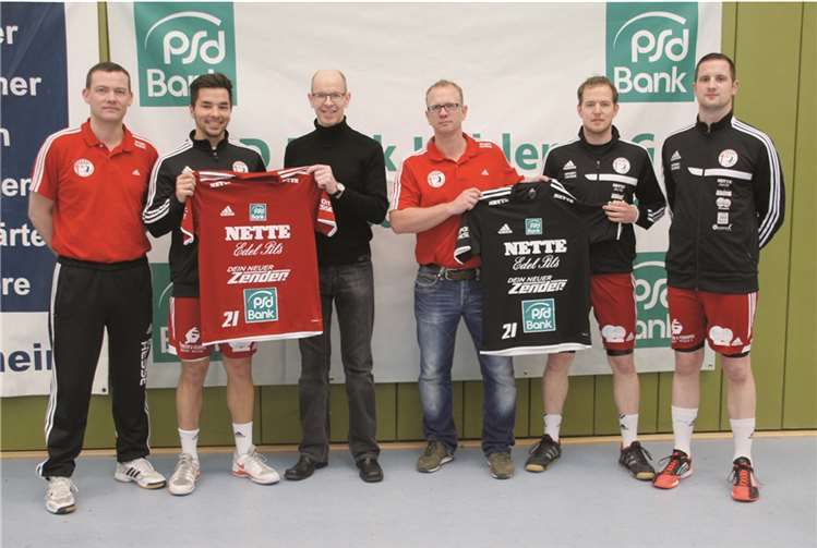 Freuten sich, die Verlängerung des PSD-Engagement bekannt zu geben (v. l.):TV05-Trainer Hilma Bjarnason, Spieler Stephan Nauroth, PSD-Vorstand Bernd Schittler, TV05-Vorstand Marcus Bauer, die Spieler Christoph Räder und Tim Brandscheidt.privat