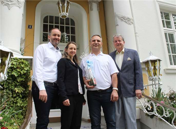 Freuten sich gemeinsam mit Semir Tocani (Zweiter von rechts) über dessen 25-jähriges Jubiläum im Privat-Hotel Villa Aurora (von links): Christian Lindner, Clarissa Lindner und Lothar Lindner. DU