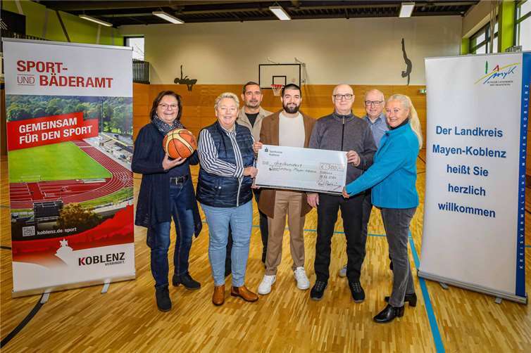 Freuten sich gemeinsam mit der Koblenzer Bürgermeisterin Ulrike Mohrs (2. von links) über die Spende der Sportstiftung Mayen-Koblenz in Höhe von 300 Euro für das Projekt „Sport in Schule und Verein“ (von links): Gabriele Schwarz, Jörg Pfeffer (beide Sport- und Bäderamt Stadt Koblenz), Gian Luca D’Angelo (Kreisverwaltung Mayen-Koblenz), Viktor Schneider (Projektleiter „Sport in Schule und Verein), Stefan Kölsch (ADD) und Monika Sauer (Vizepräsidentin Landessportbund Rheinland-Pfalz).