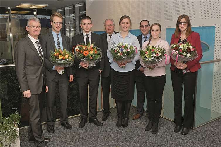 Freuten sich gemeinsam über den erfolgreichen Ausbildungsabschluss (von links): Vorstand Andreas Harner, Christian Braun, Daniel Knapheide, Vorstandssprecher Franz-Jürgen Lacher, Regina Thiessen, Ausbildungsleiter Stefan Wölwer, Victoria Hundrieser und Nicole Thieme.privat