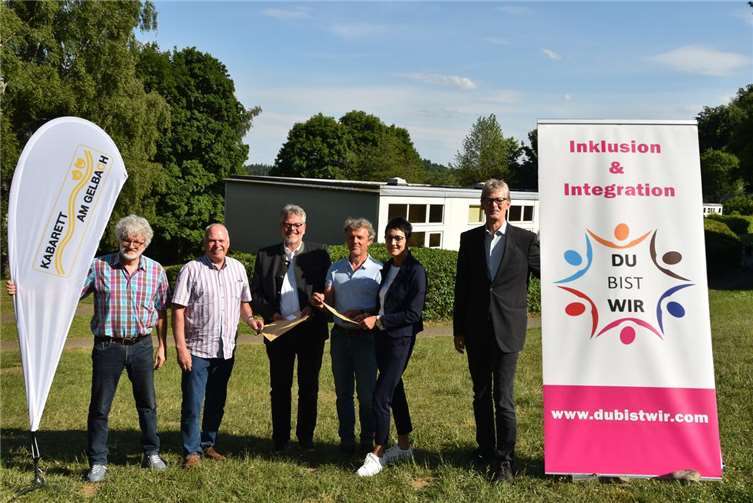 Freuten sich gemeinsam über die bereitgestellten Spenden für zwei wichtige soziale Einrichtungen (vlnr: Uli Schmidt; Karl Ortseifen, Michael Nagel, Michael Haberstock, Michaela Schmidt und Jörg Blaum). Foto: Judith Haberstock