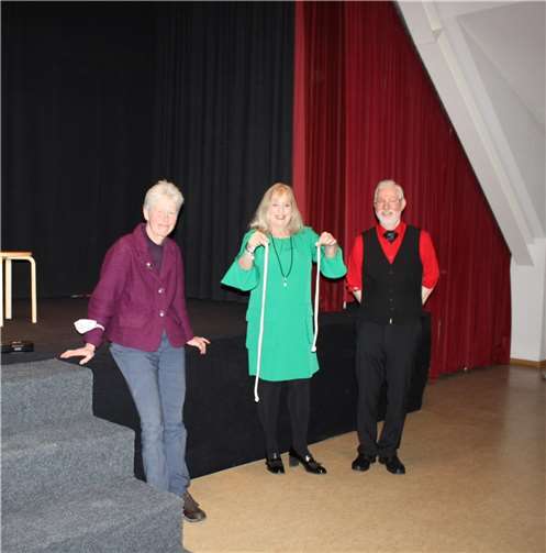 Freuten sich gemeinsam über eine gelungene Premiere. V. li.: Nicole Kuprian, Leiterin der Volkshochschule Koblenz, PD Dr. Margit Theis-Scholz, Dezernentin für Bildung und Kultur der Stadt Koblenz und der Zauberphilosoph Andino. Foto: Volkshochschule