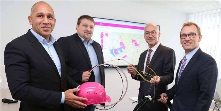Freuten sich gemeinsam über schnelles Internet für Meckenheim: Frank Pischke und Patrick Gutt von der Telekom sowie Bürgermeister Bert Spilles und Wirtschaftsförderer Dirk Schwindenhammer. StF