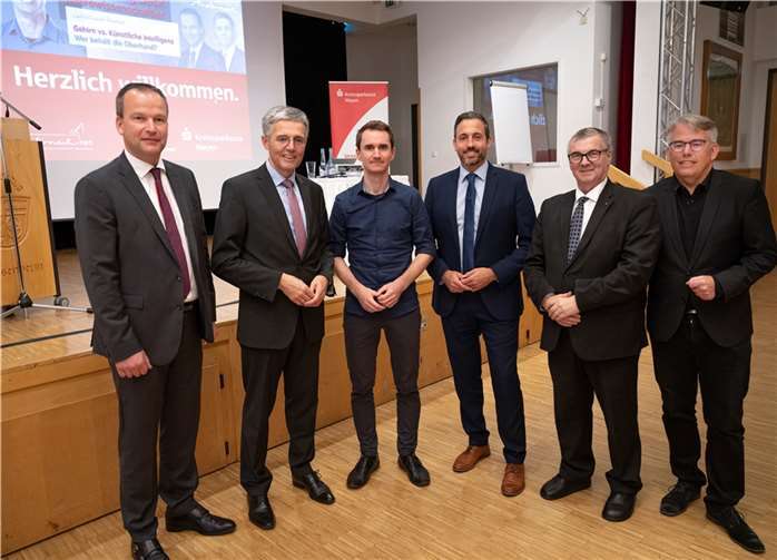 Freuten sich im Bürgerhaus in Miesenheim über einen gelungenen Vortrag beim Wirtschaftsforum Andernach: (v.l.): Christoph Weitzel, Vorstandsmitglied der KSK Mayen, Karl-Josef Esch, Vorstandsvorsitzender der KSK Mayen, Referent Dr. Henning Beck, Andernachs Oberbürgermeister Christian Greiner, Landrat Dr. Alexander Saftig und Andernachs Wirtschaftsförderer Christian Heller.  Foto: Kreissparkasse Mayen/ Ralph Künzel