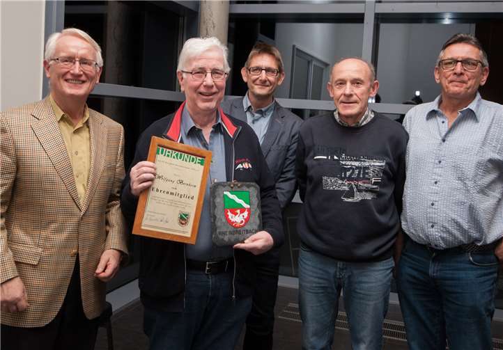 Freuten sich mit Wolfgang Bornheim über die Ehrung: Heinz Schmitz, Roland Thelen und die SVR-Vorständler Heinz Runkel und Michael Schneider.  David Riddering