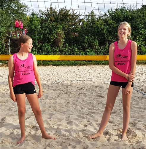 Freuten sich über 2 Siege in der starken Konkurrenz: Lena Braun (links) und Elly Orthey (beide Beach Club Dernbach/Montabaur – Westerwald Volleys).