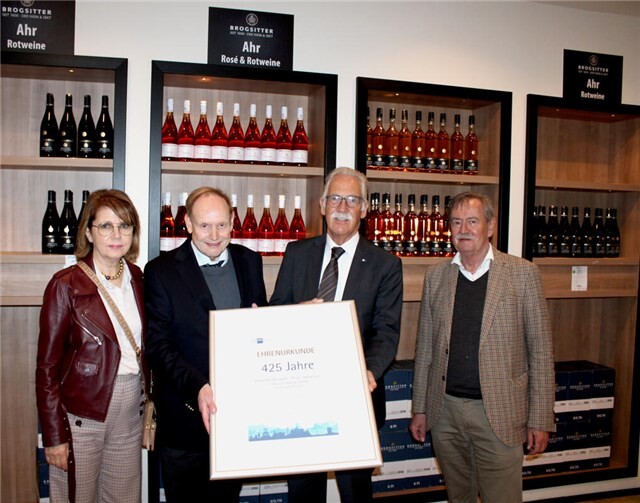 Brogsitter Weingüter feiern außergewöhnliches Jubiläum Freuten sich über das 425-jährige Jubiläum der Firma Brogsitter, von links Iris Brogsitter, Hans-Joachim Brogsitter, Arne Rössel (Hauptgeschäftsführer IHK Koblenz) und Geschäftsführer Dieter Sturm.  Foto: DU
