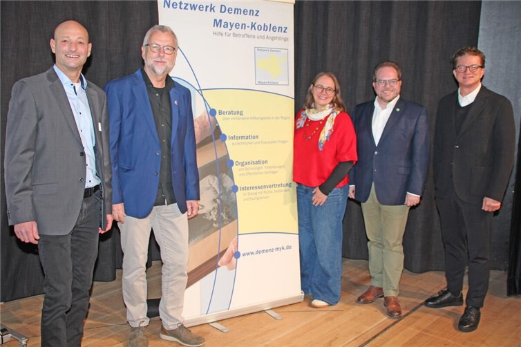 Freuten sich über das große Interesse am Fachtag für Pflege (v.l.n.r.): Olaf Spohr vom Netzwerk Demenz Mayen-Koblenz & DRK-Kreisverband, Referent Prof. Dr. Frank Weidner (Universität Koblenz/DIP Köln), Anne Schnütgen von der Kreisverwaltung Mayen-Koblenz, der Erste Kreisbeigeordnete Pascal Badziong und Referent Torsten Anstädt (HumaQ). Foto: Kreisverwaltung MYK/Anne Schnütgen