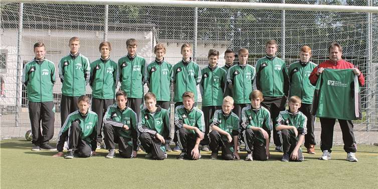 Freuten sich über das neue Equipment: Hinten (v.l.) Justin Windheuser, Jan Jonat, Philip Kriesten, Nino Mosca, Simon Schmitz, Jannik Betzing, Kilian Schmitz, Florian Wilke, Pascal Schmidgen, Rene Windhäuser, Carsten Weiler, Trainer Hannes Gesell; vorne (v.l.) Eric Sarrazin, Sven Bündgen, Daniel Seul, Jonas Schneider, Arne Schmitz, Fabian Rauch, David Maslennikow; es fehlen Tilmann Tibbe, Yannis Thielen und Timo Radtke. privat