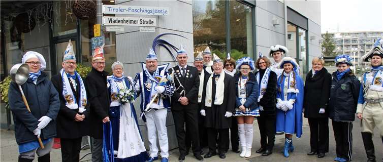 Freuten sich über das neue Straßenschild: Bürgermeister Guido Orthen sowie Prinz Karl I. und Prinzessin Christa I. Foto: DU