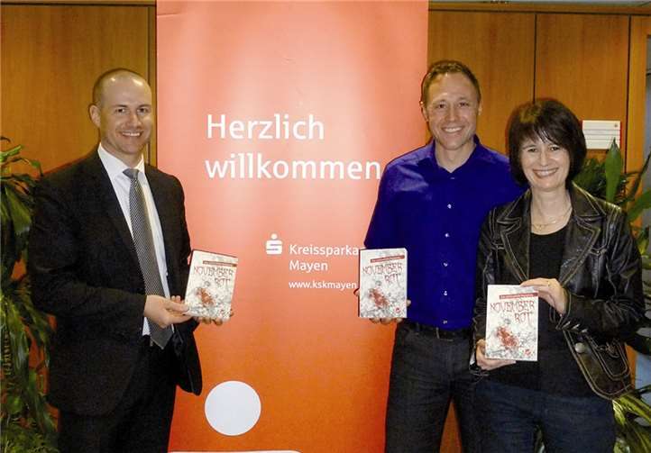 Freuten sich über das positive Feedback zur Autorenlesung aus dem Krimi „November Rot: Eine schicksalhafte Begegnung“ (v.l.): Filialleiter Oliver Löhr, Autor Markus Theisen mit Ehefrau Sylvia Bergweiler. privat