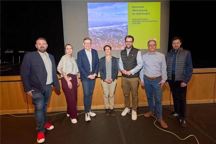 Freuten sich über das rege Interesse: (v.l.n.r.) Bürgermeister Christoph Mohr, Nadine Alsbach, Marcelo Peerenboom, Claudia Braun, Hubertus Hacke-Dietze, Jochen Brosi und Markus Schlösser.