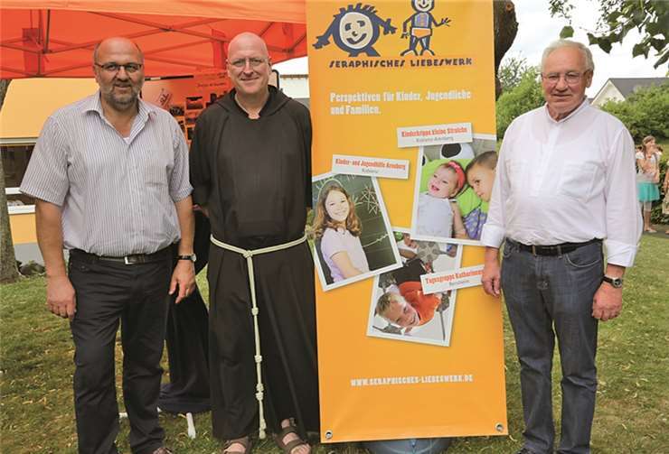 Freuten sich über das wiederbelebte Sommerfest (v.li.): Manfred Vogt (Leiter der Einrichtung), Pater Christophorus (Kontaktperson) und Wolfgang Mogendorf (Direktor Seraphisches Liebeswerk Koblenz).