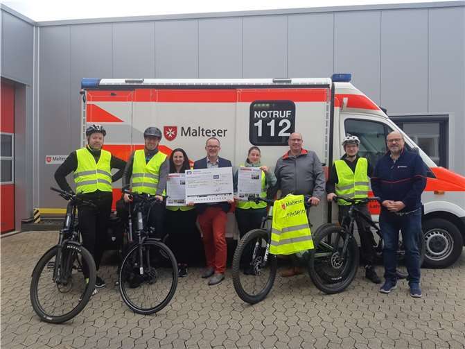 Freuten sich über den 2. Platz, übergeben von Regionalgeschäftsführer Christoph Götz und Stephan Lorek (4. und 8. v.li.) und wollen beim nächsten Mal wieder vorne dabei sein: Christian Mehler, Michael Kaufmann, Pia Rogalsky, Christoph Götz, Sarah Eberhardt, Thorsten Hospodarsch, Marvin Hoffmann, Stephan Lorek (v.li.).  Foto: Alexandra Hesse