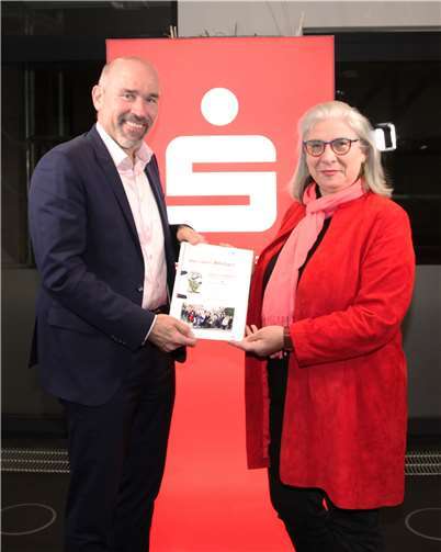 Freuten sich über den Abschluss des Projektes und die Übergabe des Abschlussberichts: Guido Mombauer, Vorstandsmitglied der Kreissparkasse Ahrweiler, und Margit Bölts, IU Internationale Hochschule. Foto: Marco Seydel - Kreissparkasse Ahrweiler