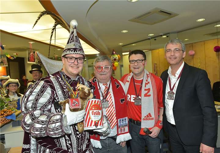 Freuten sich über den Empfang in der Filiale Mendig der Volksbank RheinAhrEifel: (v. l. ) Prinz Timo I., Geschäftsstellenleiter Bernd Kill, Direktor des Regionalmarktes MayenRhein, Oliver Engels, sowie der Vorstand der Volksbank RheinAhrEifel, Sascha Monschauer.privat