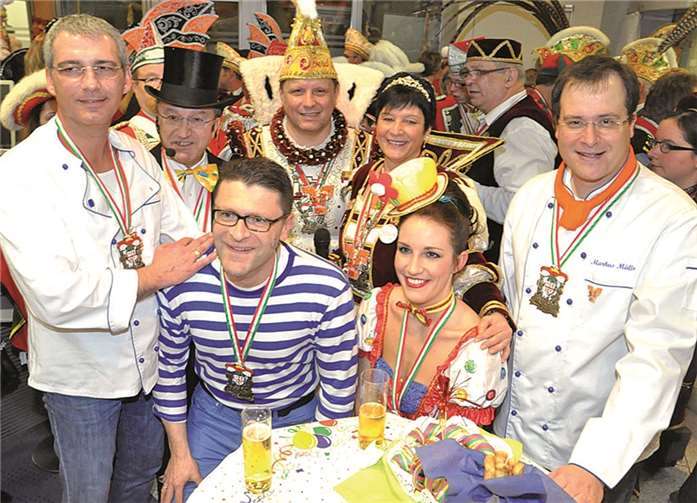 Freuten sich über den Erfolg: Sascha Monschauer, Peter Schäfer, Prinzenpaar Uschi & Gerd, Markus Müller, Oliver Engels und Verena Diensberg. BS