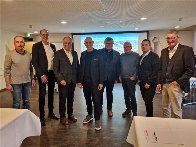 Freuten sich über den Erfolg der Leutesdorfer Jugendherberge (v.l.): Architekt Matthias Dimmer, Verbandsbürgermeister Bad Hönningen, Jan Ermtraud, Verwaltungsratvorsitzender des Landesverbandes Rheinland-Pfalz/Saarland des Jugendherbergswerks, Staatsminister A.D. Karl Peter Bruch, Vorstandsvorsitzender des Jugendherbergs-Landesverbandes, Jacob Geditz, erster Kreisbeigeordneter Michael Mahlert, Leutesdorfer Ex-Ortsbürgermeister Erich Schneider, Betriebsleiter Thomas Beckert und Leutesdorfer Ortsbürgermeister Heinz-Willi Heisterkamp.  Fotos: AWi