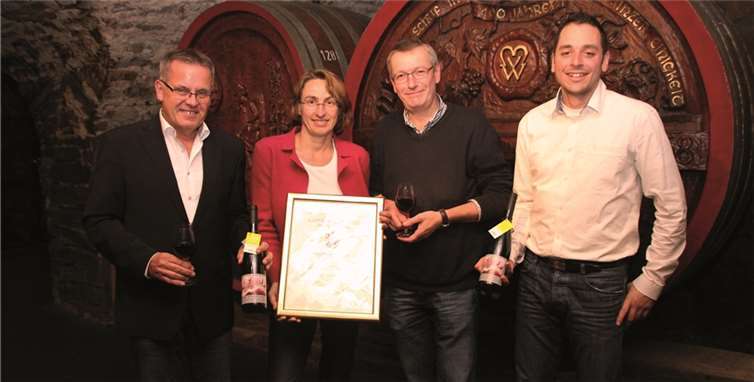 Freuten sich über den Siegerwein (v.li.): der Vorstandsvorsitzende der Mayschoßer Winzergenossenschaft Rudolf Mies, die beiden Kellermeister Astrid Rickert und Rolf Münster sowie Vorstand Matthias Baltes. BÜN