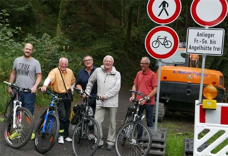 Freuten sich über den bald befahrbaren Radwanderweg von der Laubachsmühle bis nach Altwied: Stefan Busch, Romed Kaufhold, Frank Grandke, Gerhard Neumann und Wolfgang Hardt. Foto: Gerhard Neumann