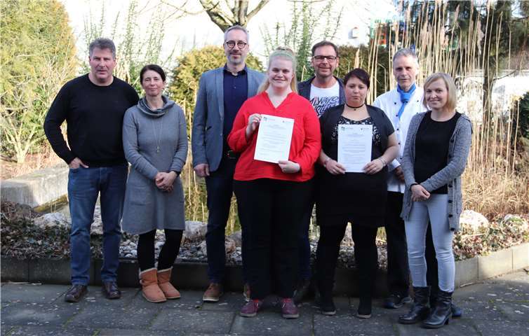 Freuten sich über den erfolgreichen Prüfungsabschluss (von links): Reiner Schmitz (AWO), Doris Hein, Andreas Friedrich, Madita Klocke, Frank Mehnert, Sabrina Horschel, Dieter Viertl und Melanie Fabritius. Foto: St. Raphael CAB