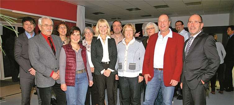 Freuten sich über den erfolgreichen und schnellen Abschluss der „Rappelkiste“-Erweiterung (v.l.): Rüdiger Dittmar (Leiter des städtischen Eigenbetriebs Grünflächen), Ortsvorsteher Hermann-Josef Schmidt, Martina Schüller (Leiterin Amt für Jugend, Familie, Senioren und Soziales), Kita-Leiterin Anja Müller, Daniela Machein (Sachbereichsleiterin Kindertagesstätten im Jugendamt), Bürgermeisterin Marie-Theres Hammes-Rosenstein, Christian Felkl (Sachgebiet Kindertagesstätten), Jugendamtsleiterin Elvira Unkelbach, Rita Zeitzem (Sachbereich Kindertagesstätten/Spielflächen), Albert Diehl (Leiter des Hochbauamts) und Baudezernent Martin Prümm. Stadt Koblenz