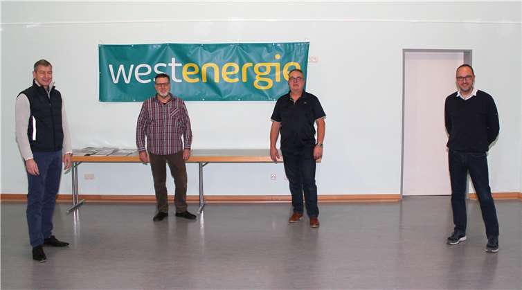 Freuten sich über den frisch renovierten Bürgerraum: Projektpate Michael Dötsch von Westenergie, Adi Ackermann, Uwe Karasch und Ortsbürgermeister Johannes Liesenfeld. Foto: Westenergie