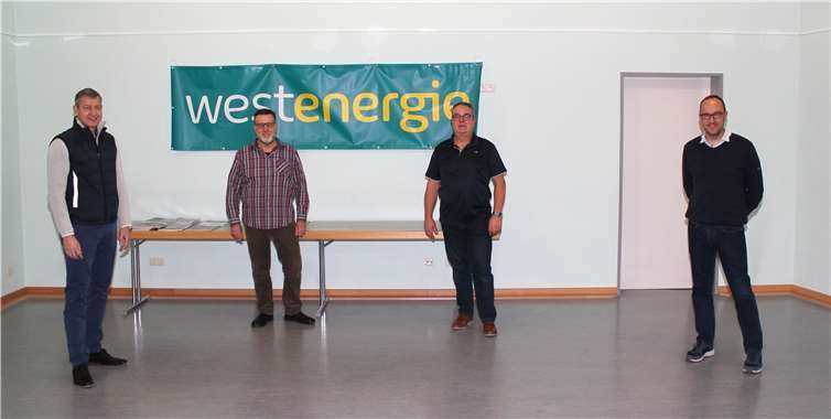Freuten sich über den frisch renovierten Bürgerraum: Projektpate Michael Dötsch von Westenergie, Adi Ackermann, Uwe Karasch und Ortsbürgermeister Johannes Liesenfeld.Foto: Westenergie