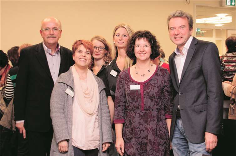 Freuten sich über den gelungenen Informationsabend: (v.l.) Johannes Zielinski, Therapeutischer Direktor der Reha Rhein-Wied, Anke Dillender, Psychoonkologin am Marienhaus Klinikum St. Elisabeth Neuwied, Lisa Hauschild und Nicole Meurer, Physiotherapeutinnen der Reha Rhein-Wied, Maria Gerz, Fachpflegerin für Onkologie in der Klinik für Frauenheilkunde und Geburtshilfe, und Prof. Dr. Richard Berger, Chefarzt der Klinik). Privat