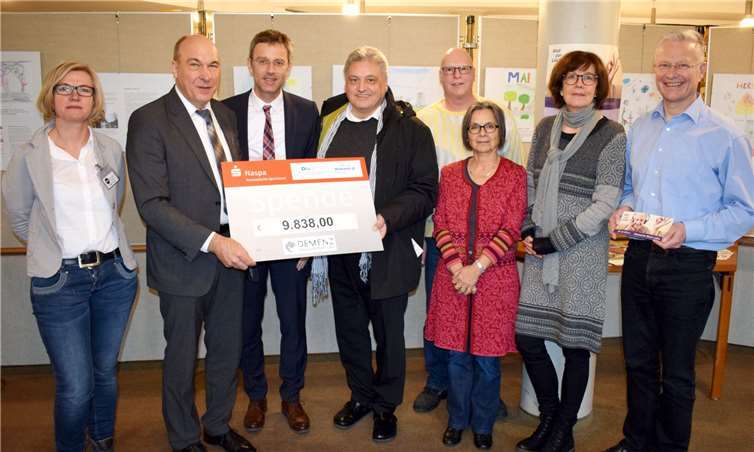 Freuten sich über den gemeinsamen mit vielen Informationen helfenden Internetauftritt der vier Demenz-Netzwerke im Rhein-Lahn-Kreis (von rechts): Frank Puchtler, Gabriele Schönweitz, Margarethe Linkenbach, Stefan Hauser, Adi Tremper, Dr. Arian Mobascher, Bernd Kreh und Peggy Reyhe. Foto: Kreisverwaltung Rhein-Lahn-Kreis