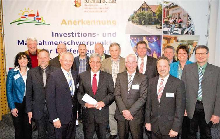 Freuten sich über die Anerkennungsurkunden der zwei neuen Schwerpunktgemeinden im Landkreis Neuwied: (v.r.n.l.) 1. Reihe: Hans-Werner Breithausen, Bürgermeister der Verbandsgemeinde Rengsdorf, Volker Mendel, Bürgermeister der Verbandsgemeinde Puderbach, Innenminister Roger Lewentz, Achim Hallerbach, 1.Kreisbeigeordneter des Landkreises Neuwied, Dieter Klein-Ventur, Ortsbürgermeister Oberdreis, Margit Rödder-Rasbach, Dorferneuerungsbeauftragte Landkreis Neuwied, 2. Reihe: (2. v. r.) Heike Schmitz, Ortsbürgermeisterin Rüscheid sowie weitere Vertreter der Verbandsgemeindeverwaltungen Rengsdorf und Puderbach, Beigeordnete der Ortsgemeinden Rüscheid und Oberdreis sowie Arbeitskreismitglieder in der Dorferneuerung aus Rüscheid. Melanie Bauer