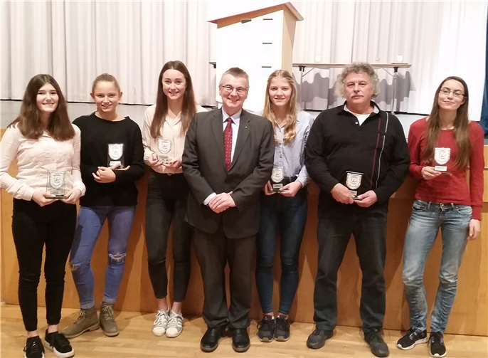 Freuten sich über die Auszeichnung: Carla Alt, Elisabeth Gromes, Lena Brunnhübner, Landrat Dr. Alexander Saftig, Judith Eich, Heinz Weber und Radha Fiedler (v.l.).privat