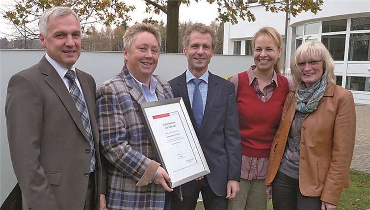 Freuten sich über die Auszeichnung der wolfcraft GmbH in Kempenich (v. l.): der Kaufmännische Leiter des Unternehmens, Bernd Weber, Agenturleiterin Ulrike Mohrs, Geschäftsführer Thomas Wolff, Kerstin Karbaum, Leiterin Personalbüro, und Birgit Bach, stellvertretende Leiterin des Arbeitgeberservice der AA Koblenz-Mayen. privat