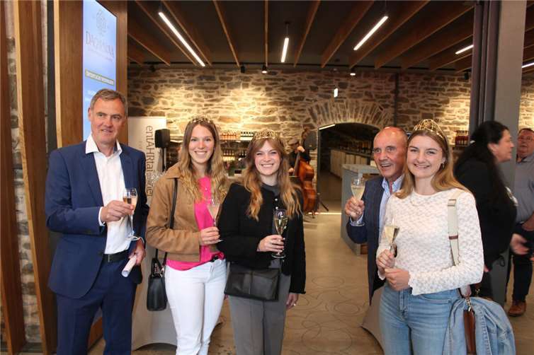 Freuten sich über die Eröffnung der Dagernova Vinothek, von links Markus Riegeler (Vorstandsvorsitzender Dagernova), Julia Lambrich (Deutsche Weinprinzessin), Charlotte Weihl (Deutsche Weinkönigin), Weinbaupräsident Hubert Pauly und Katharina Gräff (Deutsche Weinprinessin).  Fotos: DU