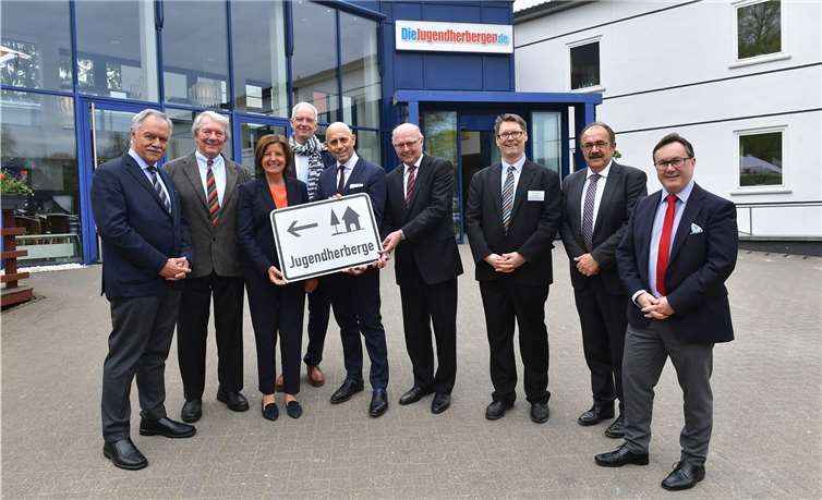 Freuten sich über die Eröffnung der erweiterten Jugendherberge (v.l.): Stellv. DJH-Verwaltungsratsvorsitzender Karl Peter Bruch, DJH-Präsident Peter Schuler, Ministerpräsidentin Malu Dreyer, Oberbürgermeister Wolfram Leibe, DJH-Vorstandsvorsitzender Jacob Geditz, Präsident des DJH-Hauptverbandes Staatssekretär Prof. Dr. Günther Schneider, Betriebsleiter der Jugendherberge Arthur Koenen, Landtagsabgeordneter Arnold Schmitt und Ortsvorsteher Christian Bösen. Fotos: Peter Seydel / Die Jugendherbergen