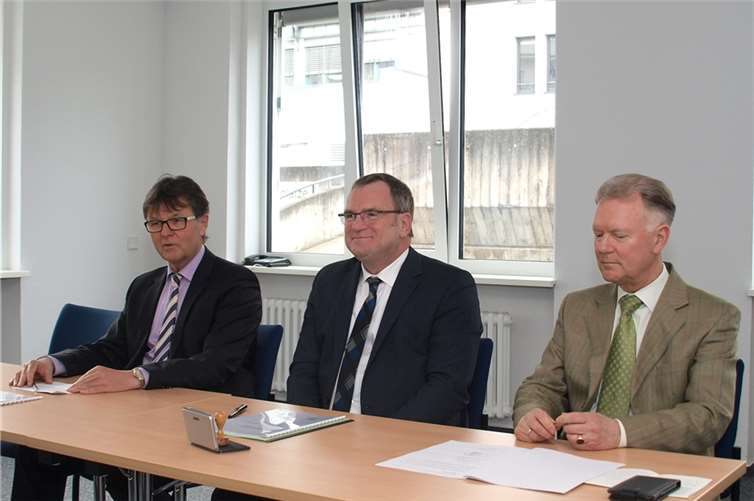 Freuten sich über die Erweiterung ihres Netzwerkes bei der feierlichen Unterzeichnung der Kooperationsvereinbarung: v. li. Burkhard Nauroth (Erster Beigeordneter des Landkreises Mayen-Koblenz), Leitender Oberstaatsanwalt Harald Kurse und Polizeipräsident Wolfgang Fromm.US