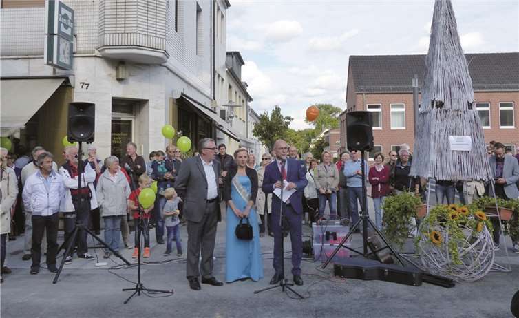 Freuten sich über die Fertigstellung des dritten Abschnitts, Verbund-Vorsitzender Willi Wittges-Stoelben, Blütenkönigin Ilona Lubaschewski und Bürgermeister Bert Spilles. WM