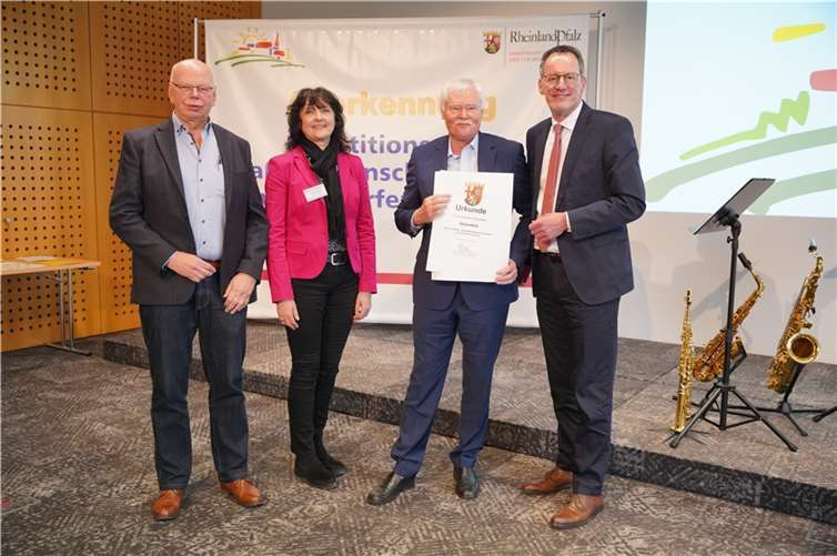 Freuten sich über die Übergabe der Anerkennungsurkunde durch Innenminister Michael Ebling: Ortsbürgermeister Kurt Pape, Margit Rödder-Rasbach (Dorferneuerungsbeauftragte der Kreisverwaltung Neuwied) und Günter Matzat (Erster Beigeordneter der Gemeinde Ockenfels).  Foto: Stephan Dinges (MdL)