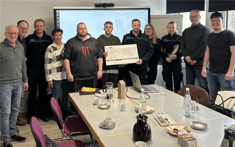 Freuten sich über die Unterstützung: Vertreterinnen und Vertreter des Hauptzollamtes Koblenz übergaben in Lahnstein eine Spende in Höhe von 2.100 Euro an die Wohnungslosenhilfe des Caritasverbandes Westerwald-Rhein-Lahn. Foto: Caritasverband WWRL