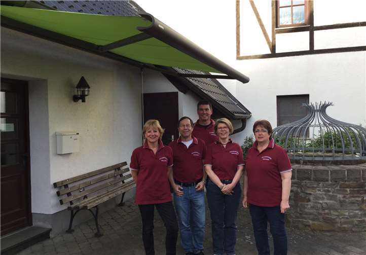 Freuten sich über die Unterstützung bei der Anschaffung der neuen Markise (v. l.): Gabriele Geisler-Grzeschik, Thomas Stenzel, Clemens Weber, Jytte Dubben und Sabine Mues-Lapp.  privat