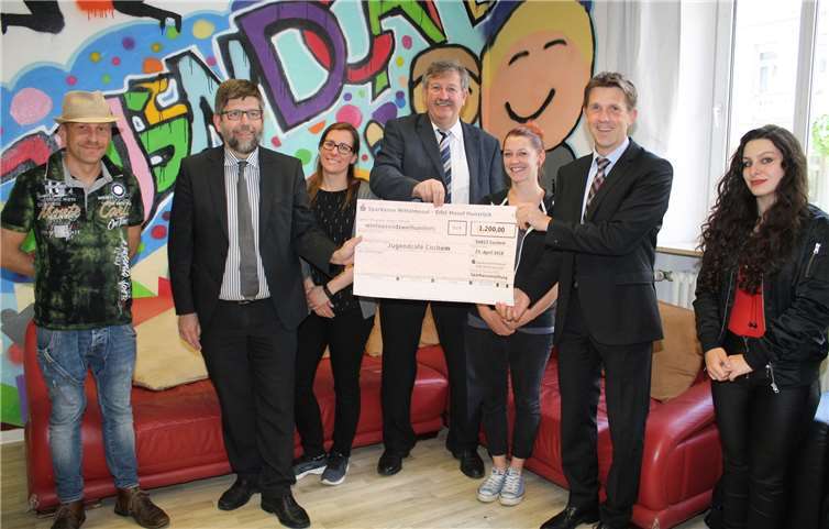 Freuten sich über die Zuwendung der Sparkasse: Die Betreuer des Cochemer Jugendcafés. TE