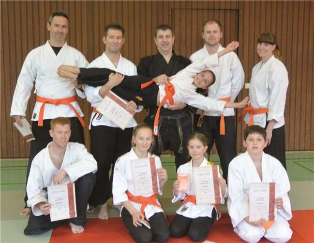 Freuten sich über die erfolgreiche Prüfung: hinten v.l. Volker Kölsch, Michael Zelt, Trainer Winfried Wilde, Sebastian Morawe und Katja Schmitz, quer Julie Kölsch, vorne Marcel Busch, Antonia Zelt; Charlotte Zelt und Filipp Gabriel.privat