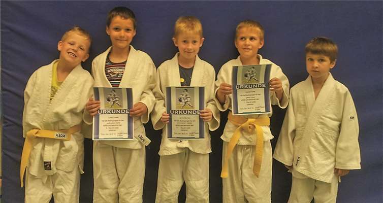 Freuten sich über die erfolgreiche Prüfung: (v.l.n.r.) Luis Dehen (Partner), Lukas Loosen, Jannis Bäumler, Lennard Kneip und Prüfungspartner Phillip Kneip.privat