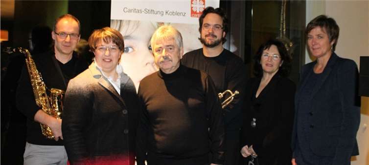 Freuten sich über die erneut gelungene Benefizveranstaltung (von links nach rechts): Marcus Junglas; Gastgeberin Marianne Müller, Kalle Grundmann, Tobias Jacobs, Ruth A. Duchstein (Kuratorium der Caritas-Stiftung), Martina Best-Liesenfeld (Caritasdirektorin).