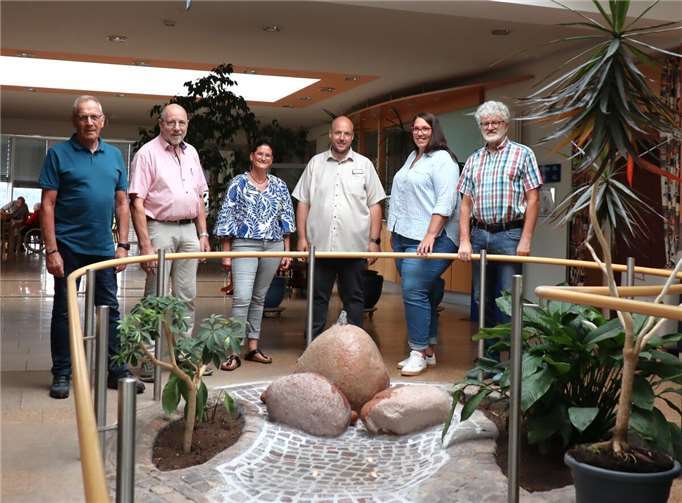 Freuten sich über die gelungene Sanierung des Brunnens mit Bachlauf im Eingangsbereich des Seniorenzentrums Ignatius-Lötschert-Haus im Buchfinkenland (vlnr): Rainer Müller, Alfred Labonte, Pflegedienstleiterin Nadine Galke, Jenny Hartenstein und Uli Schmidt.  Foto: Uli Schmidt