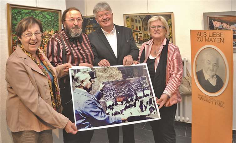 Freuten sich über die große Resonanz (v.l.): Elisabeth Thiel, Heinz-Konrad Thiel, Bürgermeister Rolf Schumacher und die Mayener Malerin Marika Kohlhaas mit dem wohl berühmtesten Bild Heinrich Thiels. BS