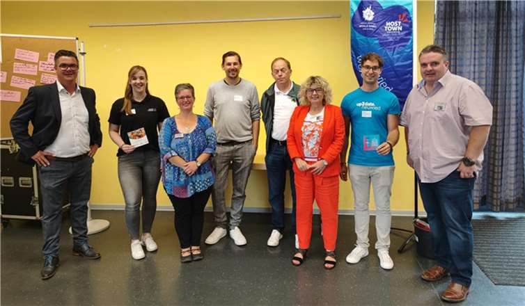 Freuten sich über die gute Resonanz zur ersten Neuwieder Sportkonferenz (von links): Bürgermeister Peter Jung, Nina Hagedorn (Special Olympics Rheinland-Pfalz), Sabrina Kagelmann (Amt für Schule und Sport), Maximilian Vohl, Vorsitzender Team Bananenflanke, Bewegungsmanager Stefan Puderbach, Amtsleiterin Sandra Thannhäuser, Stefan Caratiola (Jugendamt) und Sven Stühn, stellvertretender Amtsleiter.  Foto: Stadt Neuwied